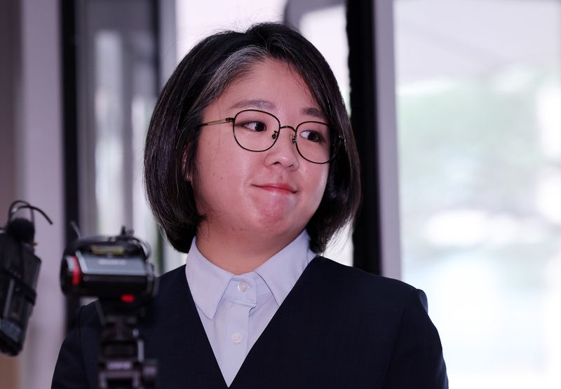 용혜인 성평등가족부 장관 후보자가 2일 서울 서대문구 한국청소년활동진흥원에 마련된 인사청문회 준비사무실로 첫 출근하고 있다. 뉴스1