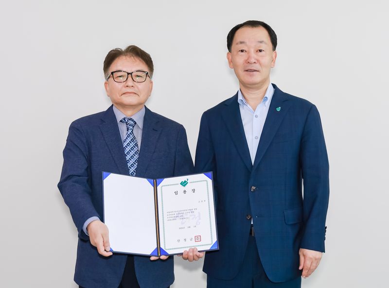 조경제 산청군보건의료원장(왼쪽)이 유명현 산청군수로부터 1일 임명장을 받았다(산청군 제공. 재판매 및 DB금지).