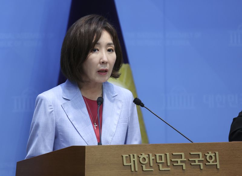 [서울=뉴시스] 김근수 기자 = 나경원 국민의힘 의원이 26일 오전 서울 여의도 국회 소통관에서 이재명정부의 용산공원파괴, 청년임대주택 민주당 용산공원특별법 강행처리 반대 기자회견을 하고 있다. 2026.08.26. ks@newsis.com