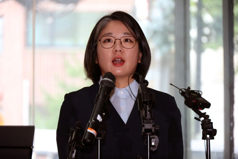 용혜인 성평등가족부 장관 후보자가 2일 서울 서대문구에 마련된 인사청문회 준비 사무실로 출근하며 취재진의 질문에 답하고 있다. 사진=서동일 기자