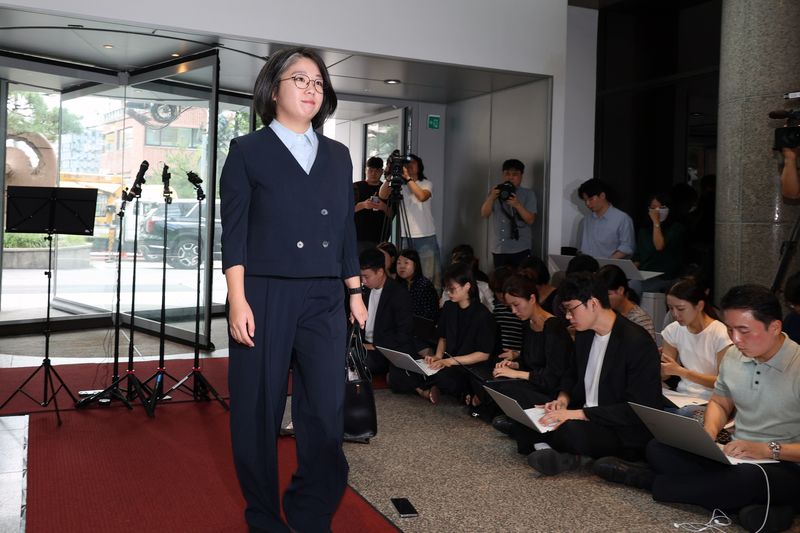 용혜인 성평등가족부 장관 후보자가 2일 서울 서대문구에 마련된 인사청문회 준비 사무실로 출근하고 있다. 사진=서동일 기자