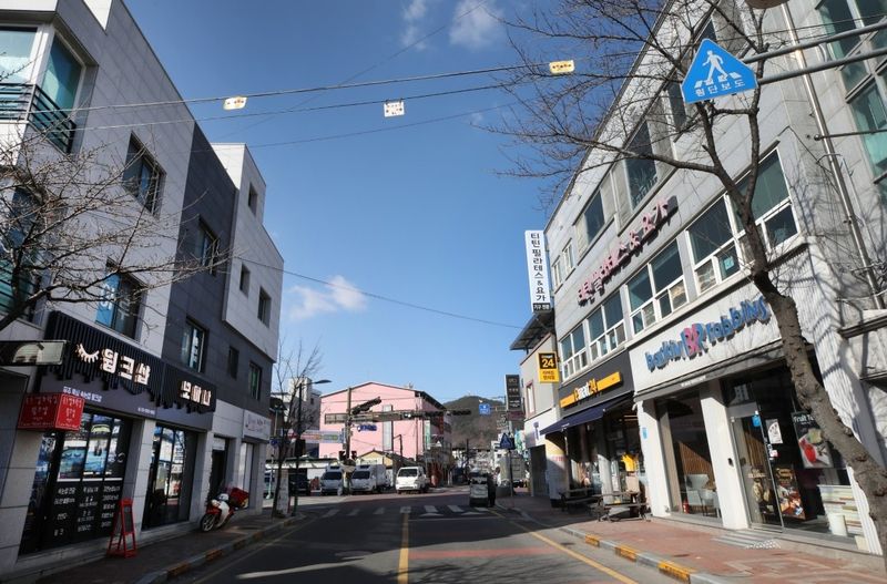 새롭게 단장한 점포 간판 (출처=연합뉴스)