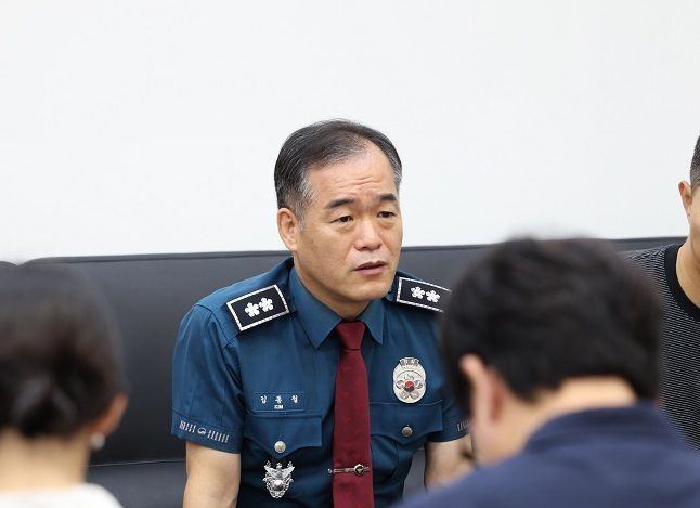 경찰청장 직무대행을 맡게 된 김종철 신임 경찰청 차장이 2일 경남경찰청에서 기자들과 만나 신임 경찰청 차장으로 임명된 데 대해 각오를 밝히고 있다.(경남경찰청 제공. 재판매 및 DB금지)