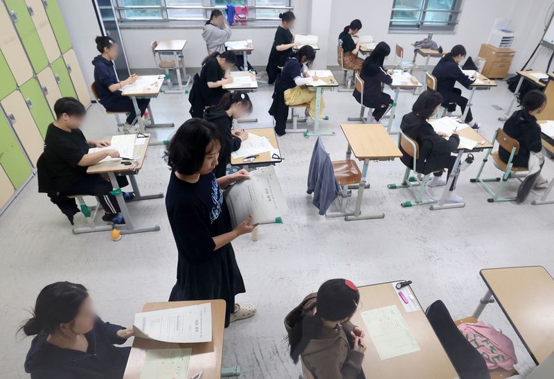 2027학년도 대학수학능력시험 9월 모의평가가 치뤄진 2일 대전 유성구 대덕고에서 학생들이 문제지를 받고 있다. 뉴스1화상