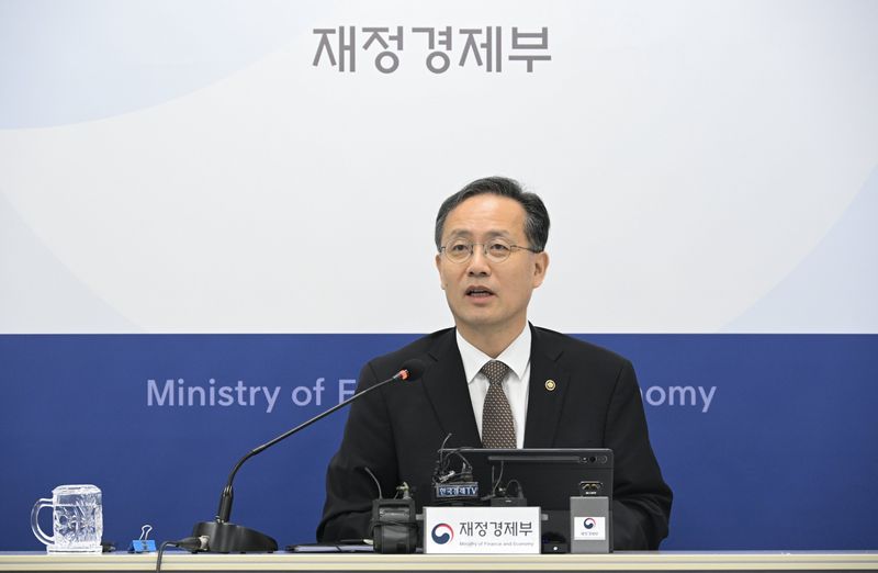 이형일 부총리 겸 재정경제부장관 후보자가 2일 정부세종청사 중앙동 기자실을 방문해 기자단과 질의응답을 진행하고 있다. 재정경제부 제공