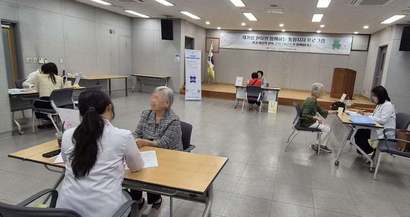 수지구보건소가 지난 1일 재가암환자를 대상으로 상담을 하고 있는 모습.(용인시 제공)