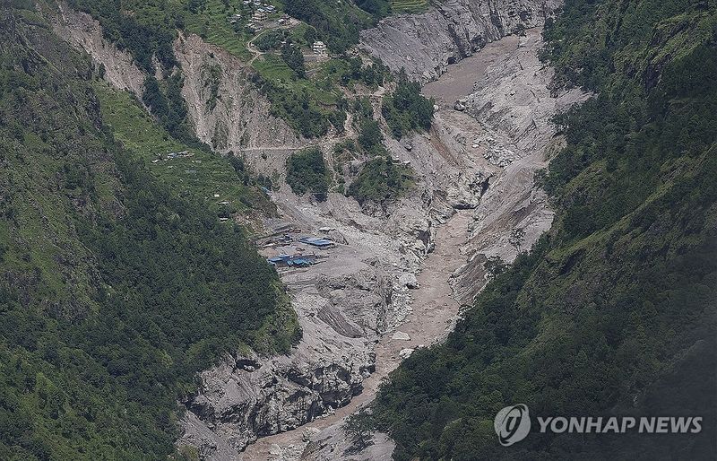 토사로 뒤덮인 위어댐 주변 (출처=연합뉴스)