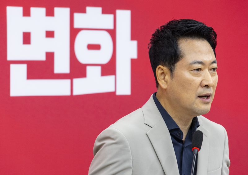 장동혁 국민의힘 대표가 2일 국회에서 기자회견을 하고 있다. 장 대표는 "레버리지 ETF 게이트·제주 실종 사망사건 특검 추진하겠다"고 밝혔다. 연합뉴스