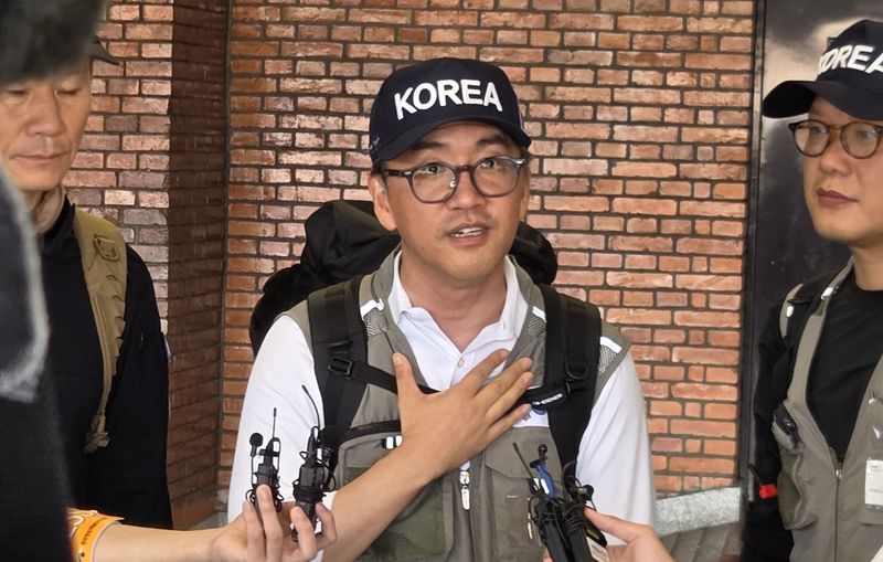 [카트만두=뉴시스] 박정규 특파원 = 네팔 홍수 실종자 수색·구조를 위한 정부 해외긴급구호대가 2일 오전 네팔 카트만두 트리부반국제공항에 도착한 가운데 이규호 해외긴급구호대 대장이 취재진의 질문에 답하고 있다. 2026.09.02 pjk76@newsis.com
