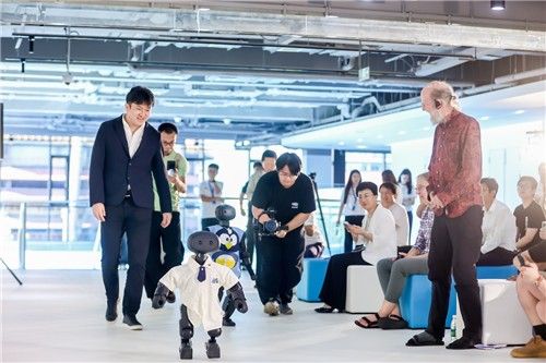 '로봇 유치원'에서 2일 신입 로봇과 수업하는 리처드 서튼 박사(오른쪽) . 연합뉴스