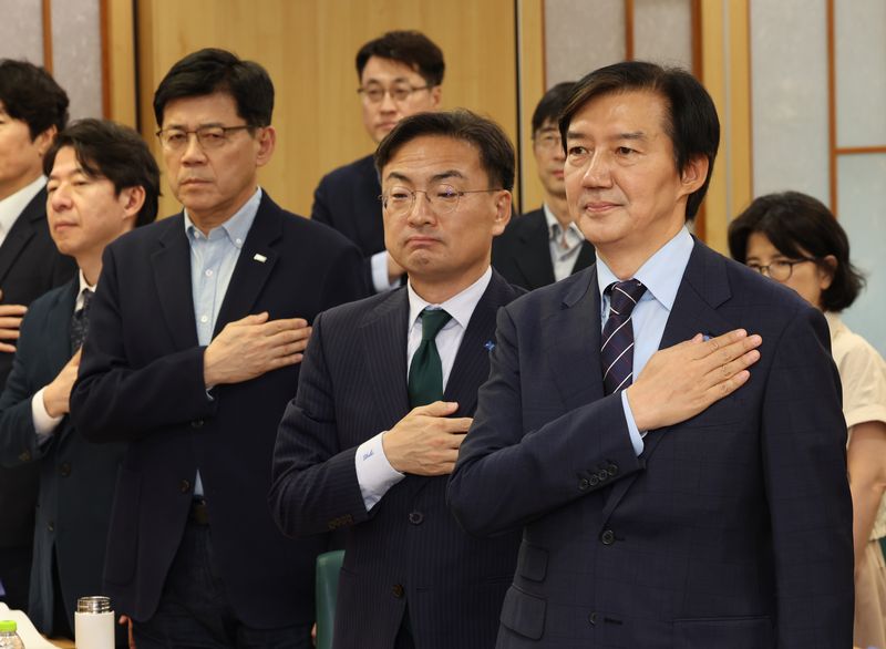 [서울=뉴시스] 김근수 기자 = 조국(오른쪽) 조국혁신당 혁신지원정책연구원장이 27일 오후 서울 여의도 국회 의원회관에서 열린 혁신정책연구원 불평등 해법 연속토론회에서 국민의례를 하고 있다.오른쪽부터 조 원장, 신장식 당대표, 김준형 원내대표. 2026.08.27. ks@newsis.com