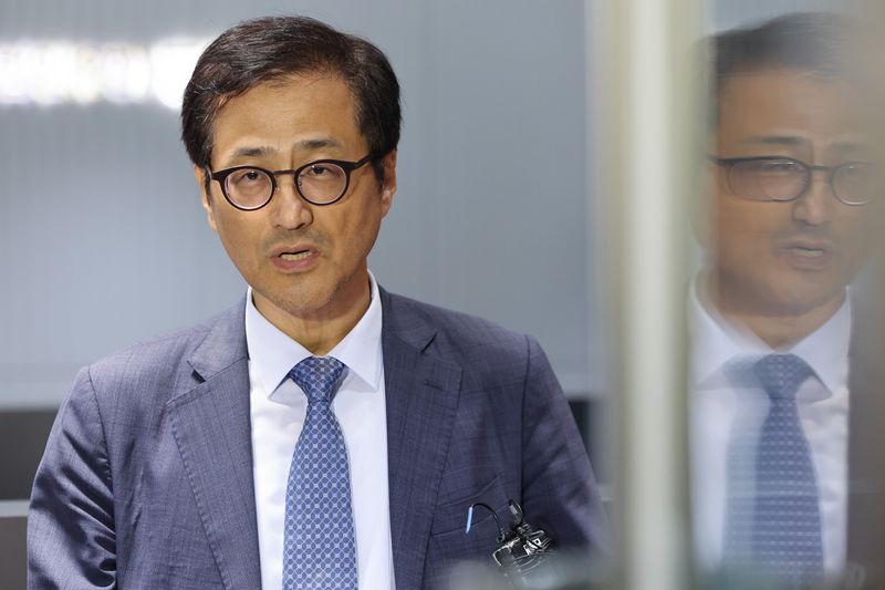 [서울=뉴시스] 황준선 기자 = 6·3 지방선거 투표용지 부족 사태 진상규명을 위한 선거관리위원회 특별검사(특검)로 임명된 이태한 국민권익위원회 비상임위원이 18일 서울 서초구 법무법인 동인 사무실에서 임명 소감 등을 밝히고 있다. 2026.08.18. hwang@newsis.com
