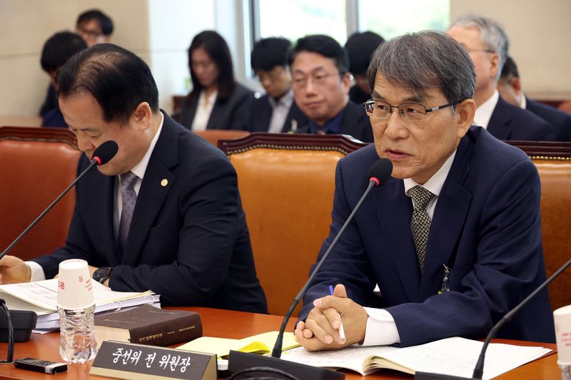 [서울=뉴시스] 조성봉 기자 = 노태악 전 중앙선거관리위원회 위원장이 23일 오전 서울 여의도 국회에서 열린 투표용지 부족사태 등 국민 참정권 침해 진상규명 및 선거관리 개혁을 위한 국조특위 전체회의에서 의원 질의에 답변하고 있다. 2026.06.23. suncho21@newsis.com