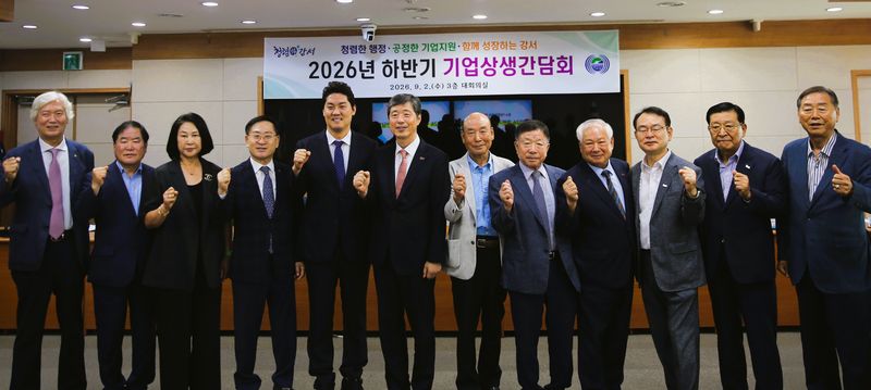 2일 부산 강서구청에서 ‘2026 하반기 기업상생 간담회’가 열려 박상준 구청장(왼쪽 네 번째부터)과 중소기업중앙회 허현도 부산울산회장을 비롯한 간담회에 참여한 각 협동조합 관계자들이 함께 기념촬영하고 있다. 중소기업중앙회 부산울산지역본부 제공