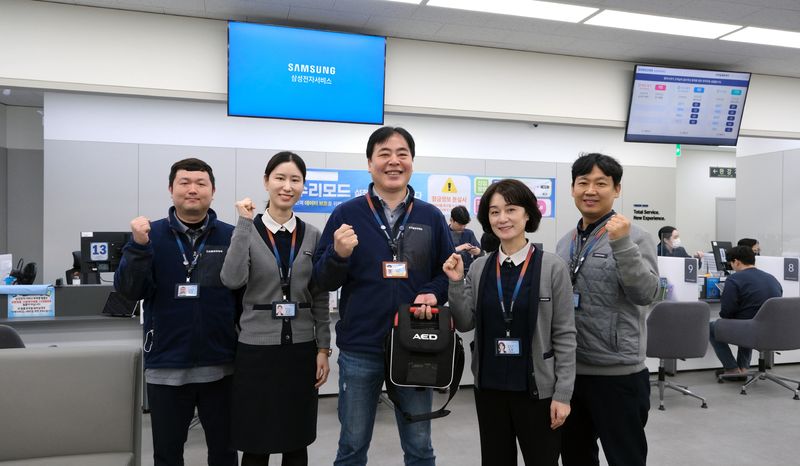 오승주 삼성전자서비스 프로(왼쪽 첫번째)와 지난해 10월 평촌센터에서 호흡곤란으로 쓰러진 고객을 구조한 직원들이 기념촬영을 하고 있다. 삼성전자서비스 제공