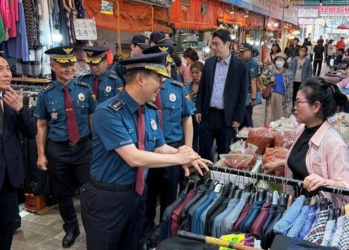 전통시장 치안상황 점검하는 한창훈 청장 (출처=연합뉴스)
