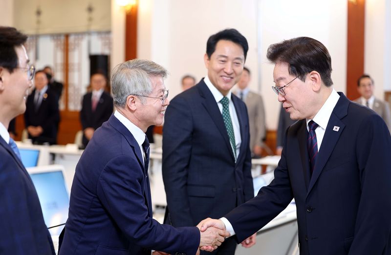 [서울=뉴시스] 조성봉 기자 = 이재명 대통령이 26일 청와대에서 열린 제10회 중앙지방협력회의에서 민형배 전남광주통합특별시장과 악수를 하고 있다. (청와대통신사진기자단) 2026.08.26. suncho21@newsis.com