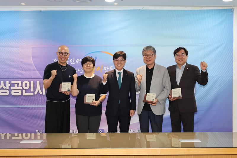 왼쪽부터 방송인 홍석천, 김은희 걷고싶은도시만들기시민연대 이사, 인태연 소상공인시장진흥공단 이사장, 신규철 한국중소상인자영업자총연합회교육 본부장, 김현성 국가인공지능전략위원회 자문위원이 기념사진을 찍고 있다.(소상공인시장진흥공단 제공)