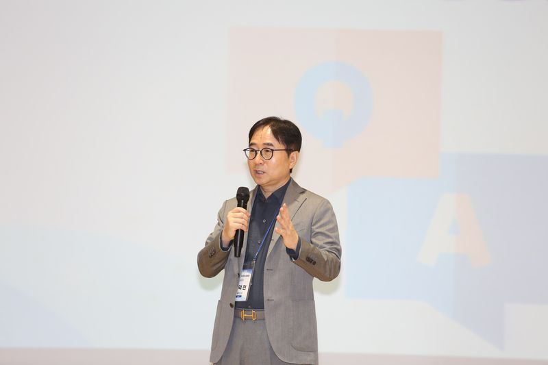 장덕현 삼성전기 사장이 2일 경남 양산시 화인테크놀로지에서 열린 '협력사 현장방문 소통포럼'에 방문해 발표하고 있다. 삼성전기 제공