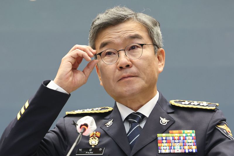 박성주 국가수사본부장이 지난달 30일 서울 서대문구 경찰청 국가수사본부에서 열린 퇴임식에서 퇴임인사를 하며 안경을 고쳐쓰고 있다. 뉴시스