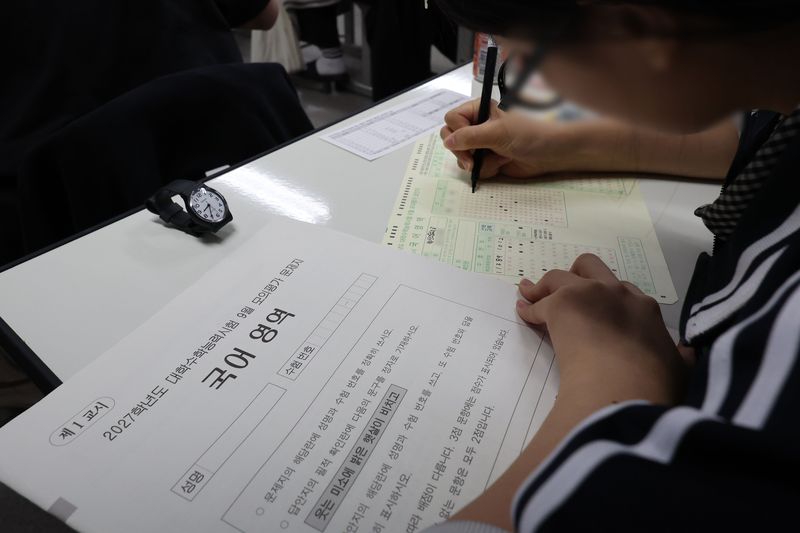 [서울=뉴시스] 권창회 기자 = 2027학년도 대학수학능력 9월 모의평가일인 2일 서울 송파구 방산고에서 수험생들이 OMR카드를 작성하고 있다. 2026.09.02. kch0523@newsis.com