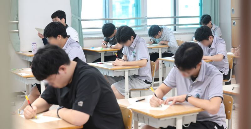 [인천=뉴시스] 전진환 기자 = 2027학년도 대학수학능력시험 앞두고 마지막 모의평가가 실시된 2일 인천 부평고등학교에서 수험생들이 답안지를 작성하고 있다. 2026.09.02. amin2@newsis.com