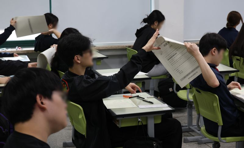 [서울=뉴시스] 사진공동취재단 = 2027학년도 대학수학능력시험 9월 모의평가 시행일인 2일 오전 서울 광진구 광남고등학교에서 수험생들이 시험 준비를 하고 있다. 2026.09.02. photo@newsis.com
