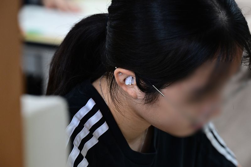 [서울=뉴시스] 사진공동취재단 = 2027학년도 대학수학능력시험 9월 모의평가 시행일인 2일 오전 서울 마포구 서울여고에서 학생들이 시험 응시를 준비하고 있다. 2026.09.02. photo@newsis.com