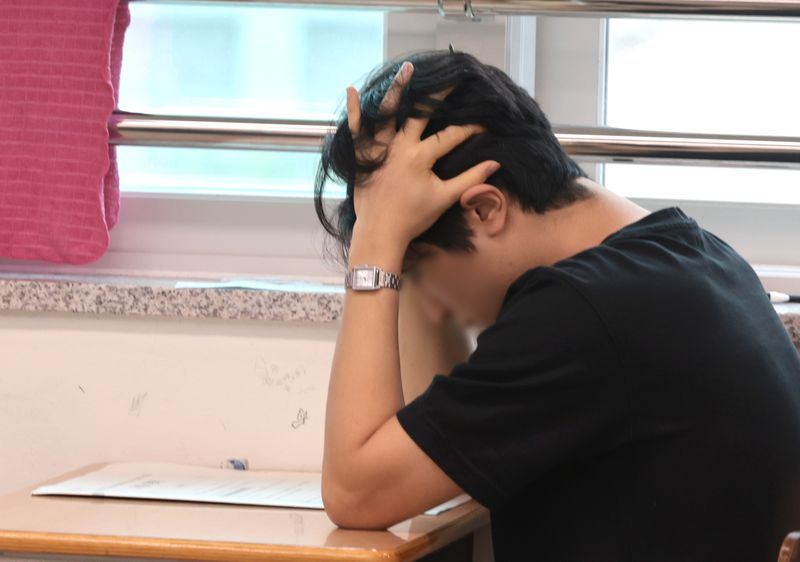 [인천=뉴시스] 전진환 기자 = 2027학년도 대학수학능력시험 앞두고 마지막 모의평가가 실시된 2일 인천 부평고등학교에서 한 수험생이 시험 시작을 기다리고 있다. 2026.09.02. amin2@newsis.com