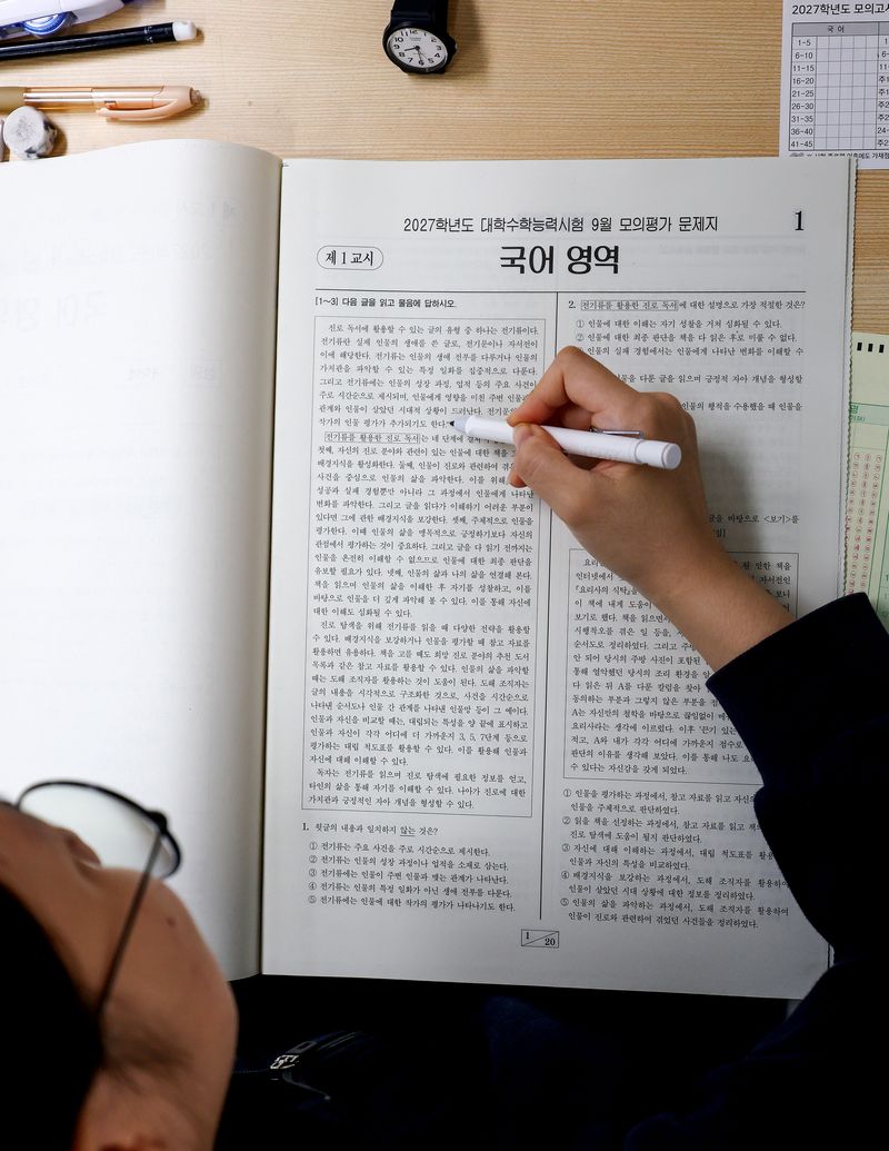 [대구=뉴시스] 이무열 기자 = 2027학년도 대학수학능력시험 9월 모의평가가 실시된 2일 대구 수성구 대구남산고등학교에서 고3 수험생들이 시험을 보고 있다. 2026.09.02. lmy@newsis.com