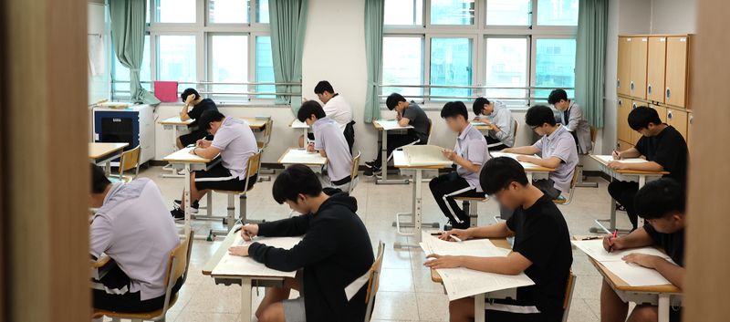 [인천=뉴시스] 전진환 기자 = 2027학년도 대학수학능력시험 앞두고 마지막 모의평가가 실시된 2일 인천 부평고등학교에서 수험생들이 답안지를 작성하고 있다. 2026.09.02. amin2@newsis.com