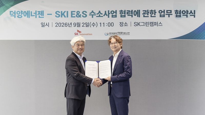 전영준 SK이노베이션 E&S 신에너지사업본부장(왼쪽)과 김기철 덕양에너젠 대표이사가 2일 서울 종로구 SK그린캠퍼스에서 ‘기체수소 공급 및 수소충전소 사업 협력을 위한 업무협약’을 체결하고 기념사진을 촬영하고 있다. SK이노베이션 E&S 제공