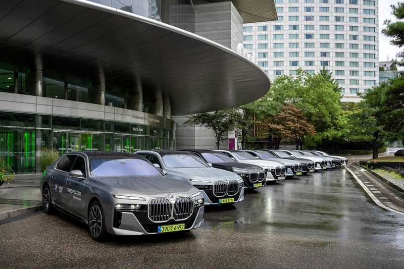 아트페어 '프리즈 서울 2026'에 투입되는 BMW코리아의 VIP 대상 공식 셔틀 서비스 차량(BMW코리아 제공)