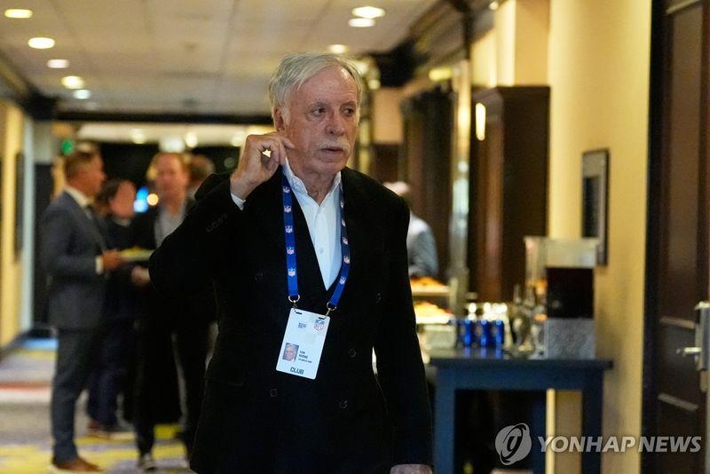 MLB 에인절스 구단 매입하는 기업가 스탠 크론키 (출처=연합뉴스)