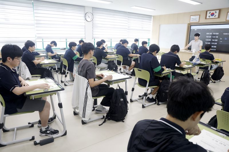 [울산=뉴시스] 배병수 기자 = 2일 오전 울산 중구 울산고등학교 3학년 학생들이 2027학년도 대학수학능력시험 9월 모의평가 1교시 수학영역 시험을 보고 있다. 2026.09.02. bbs@newsis.com. /사진=뉴시스