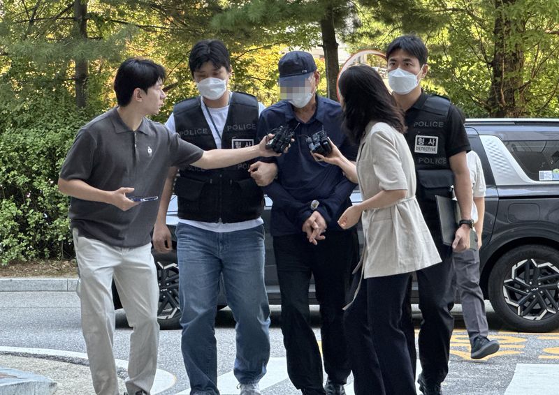 성폭력범죄의 처벌 등에 관한 특례법상 장애인 준강간 혐의를 받는 60대 남성 A 씨는 12일 오후 2시쯤 영장심사를 받기 위해 인천지법에 모습을 드러냈다.2026.8.12 ⓒ 뉴스1 박소영 기자