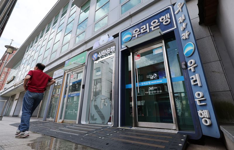 (서울=뉴스1) 박지혜 기자 = 2일 오후 서울 시내의 한 시중은행 ATM 앞으로 시민이 이동하고 있다. 이날 금융권에 따르면 5대 은행의 가계대출 증가액은 석 달 연속 3조~4조원대를 기록했다. 연말까지 추가 대출 여력은 1조3000억원대에 그치는 것으로 나타났다. 2026.9.2/뉴스1 /사진=뉴스1화상