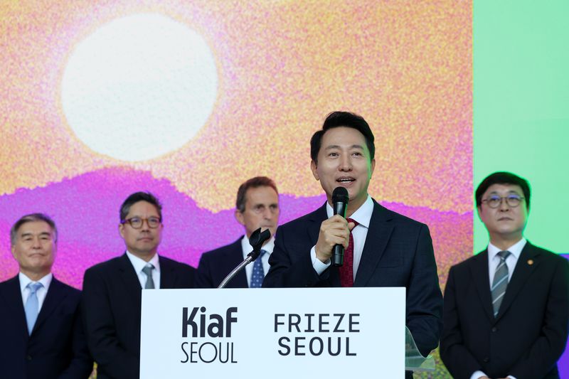 오세훈 서울시장(앞줄)이 2일 서울 삼성동 코엑스에서 열린 '2026 키아프·프리즈 서울 포토콜'에 참석해 축하 인사를 전하고 있다. 서울시 제공