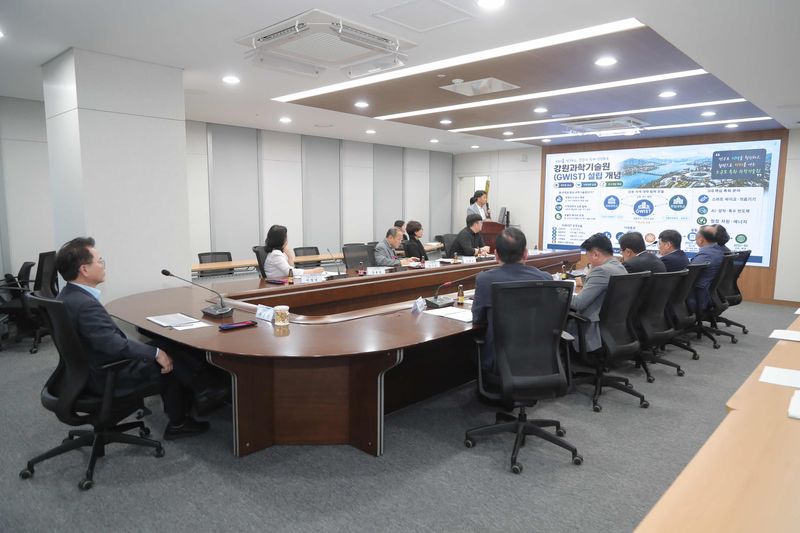 춘천시 강원과학기술원 설립 구상용역 최종보고회가 2일 시청 중회의실에서 육동한 시장 주재로 열렸다. 춘천시 제공