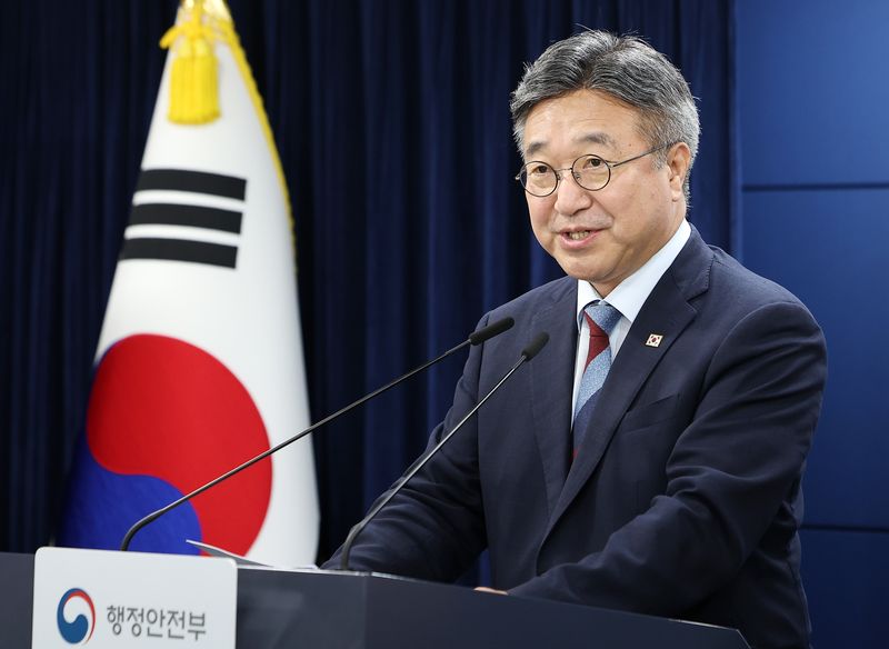 윤호중 행정안전부 장관이 19일 서울 종로구 정부서울청사에서 초대 중수청장 국민 추천 관련 브리핑을 하고 있다. 2026.8.19 ⓒ 뉴스1 김성진 기자