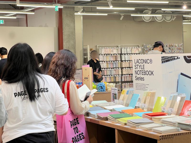 지난 2일 서울 성동구 페이지 투 페이지스 팝업 현장에서 방문객들이 문구류를 살펴보고 있다. 사진=김현지 기자