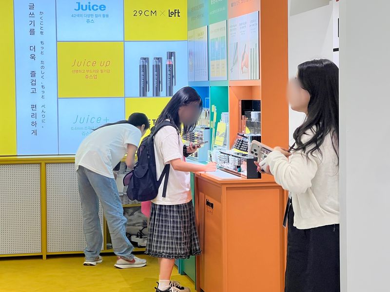지난 2일 서울 성동구 페이지 투 페이지스 팝업 현장에서 방문객들이 문구류를 살펴보고 있다. 사진=김현지 기자