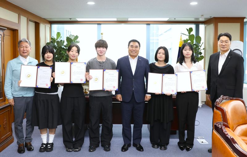2일 서울 동작구 전문건설회관에서 열린 '전문건설 청년 서포터즈 시상식'에서 윤학수 대한전문건설협회 중앙회장(오른쪽 네번째)과 수상자들이 기념촬영을 하고 있다. 협회 제공