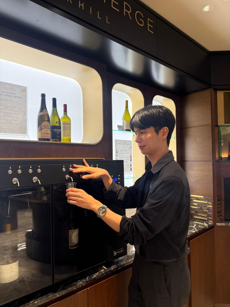 지난달 14일 박경호 기자가 서울 광진구에 위치한 '금양인터내셔날 와인컨시어지'에서 와인을 따르고 있다. 사진=박경호 기자