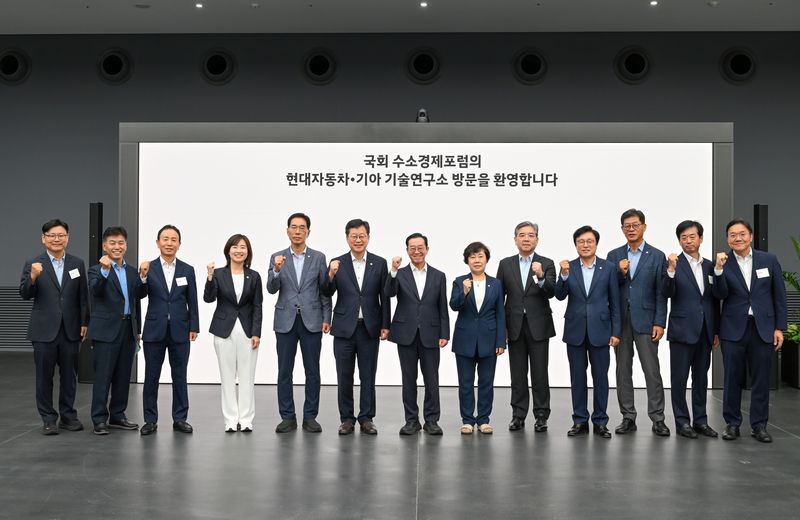 최서호 현대차 전무(왼쪽부터), 서흥원 수소연료전지협회 부회장, 박상현 현대차 부사장, 김소희 의원, 김주영 의원, 안호영 의원, 이종배 의원, 조배숙 의원, 장재훈 현대차그룹 부회장, 박형수 의원, 김재홍 한국수소연합 회장, 이항수 현대차그룹 부사장, 김창환 현대차그룹 부사장이 2일 현대차·기아 남양연구소를 방문해 기념사진을 촬영하고 있다. 한국수소연합 제공.