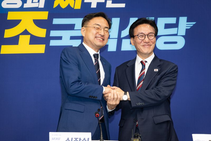 김민석 더불어민주당 대표가 지난달 24일 서울 여의도 국회에서 신장식 조국혁신당 대표를 예방, 손을 맞잡고 기념 촬영을 하고 있다. 2026.8.24 ⓒ 뉴스1 유승관 기자
