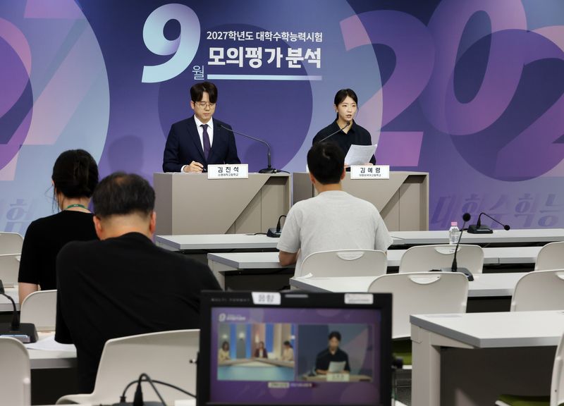 김진석(왼쪽) 소명여자고등학교 교사와 김예령 대원외국어고등학교 교사가 2일 오후 세종시 정부세종청사에서 2027학년도 대학수학능력시험 9월 모의평가(영어) 분석 브리핑을 하고 있다. 2027학년도 수능 제주지역 지원자는 7414명으로 지난해보다 99명 줄었지만 졸업생은 196명 늘어난 1781명으로 최근 5년 가운데 가장 많았다. 사진=뉴시스