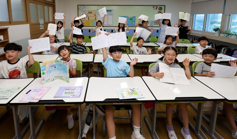 [대구=뉴시스] 이무열 기자 = 여름방학을 마치고 개학한 1일 대구 서구 대구이현초등학교 2학년 3반 학생들이 방학숙제를 들어 보이고 있다. 2026.09.01. lmy@newsis.com *사진은 기사 내용과 직접적 연관 없음*