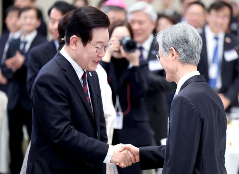 이재명 대통령과 조희대 대법원장(오른쪽). 연합뉴스