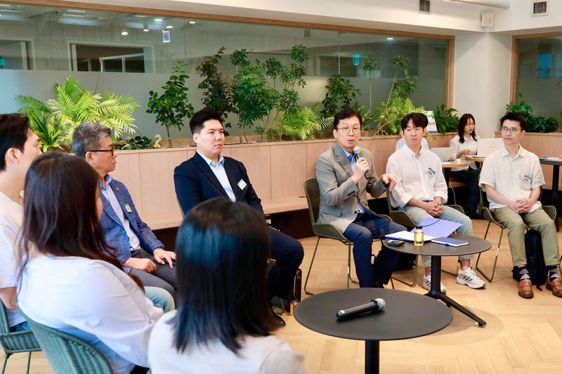 이병권 중소벤처기업부 제2차관이 2일 서울특별시 성동구 KT&G 상상플래닛에서 열린 '청년 소상공인 사회안전망 구축을 위한 정책간담회'에서 청년 소상공인의 창업·경영 애로 사례를 청취하고 있다. 중기부 제공